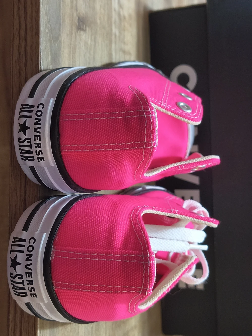 Converse Girls Low Top Canvas Sneakers in Hot Pink Size 3 New In Boxes